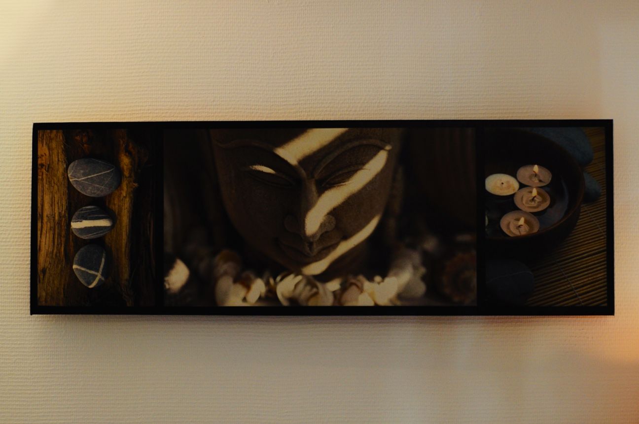 Tableau de galets au mur du cabinet